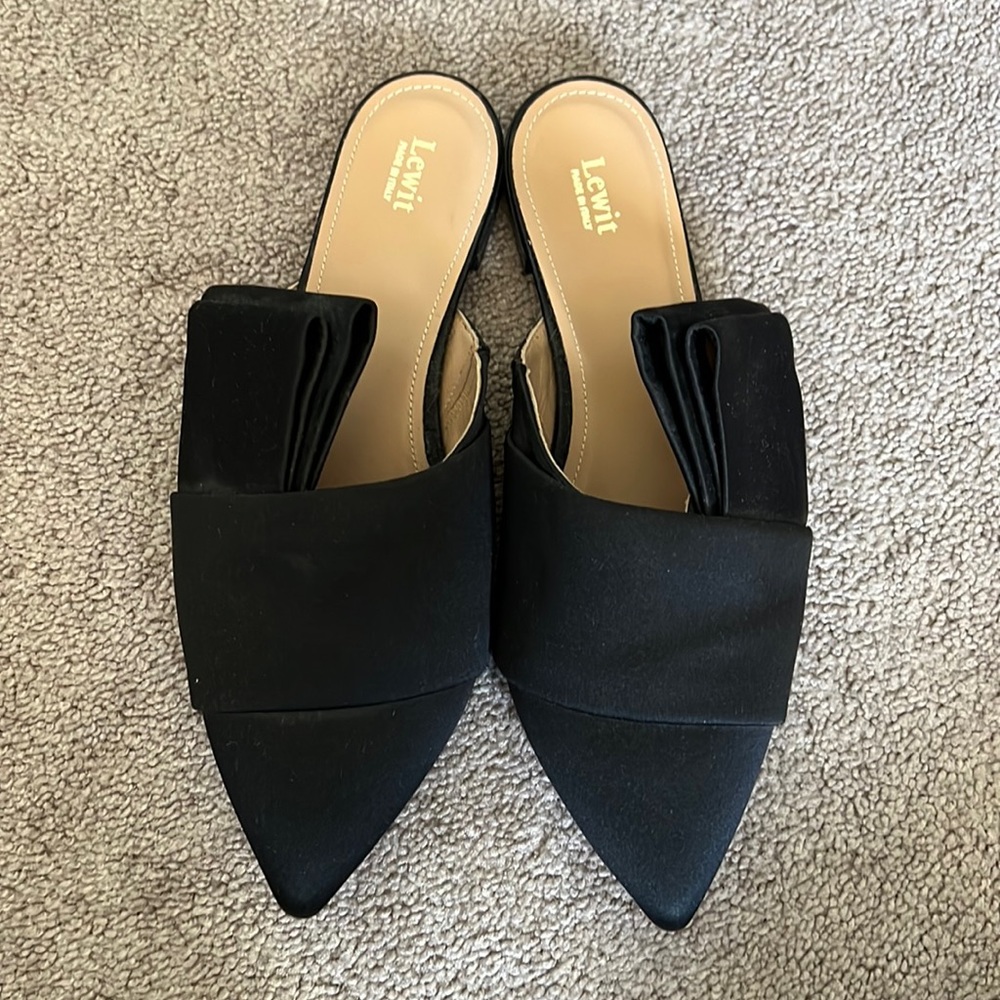 Lewit flat. Black. Size 37. Made in Italy. Never worn